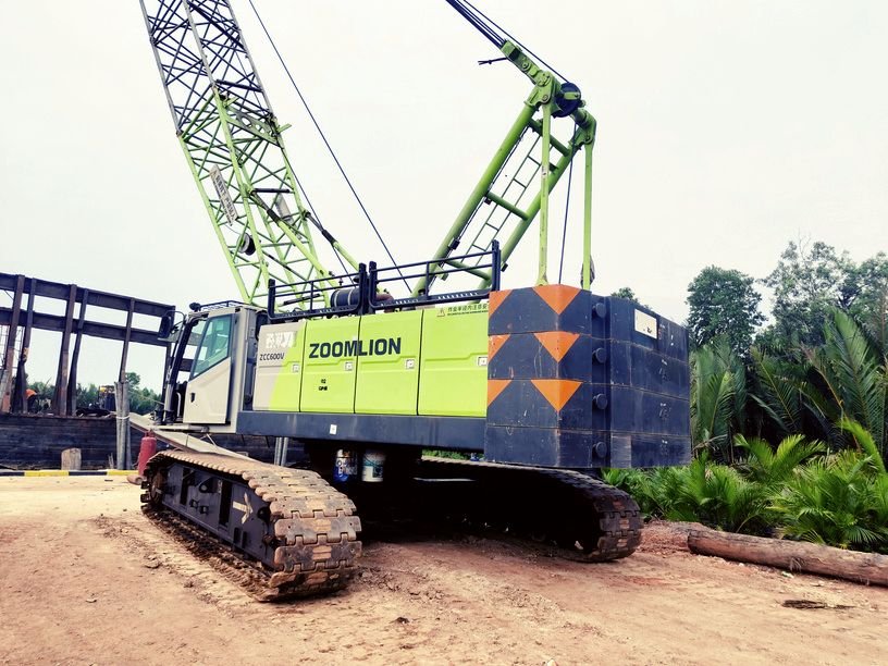 Crawler crane Zoomlion ZCC600V di area galangan