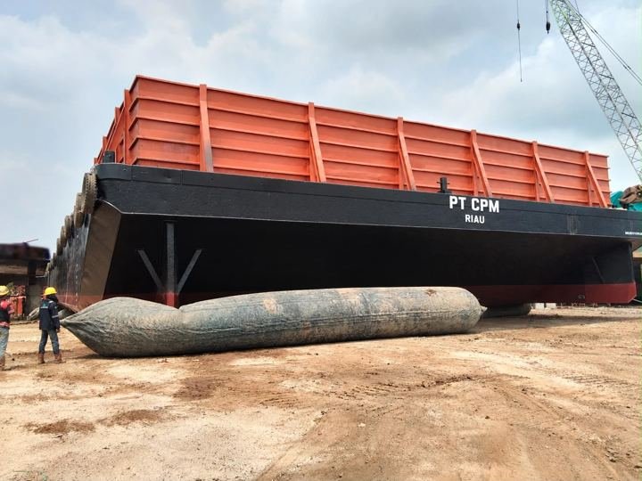 Tongkang di atas airbag peluncuran