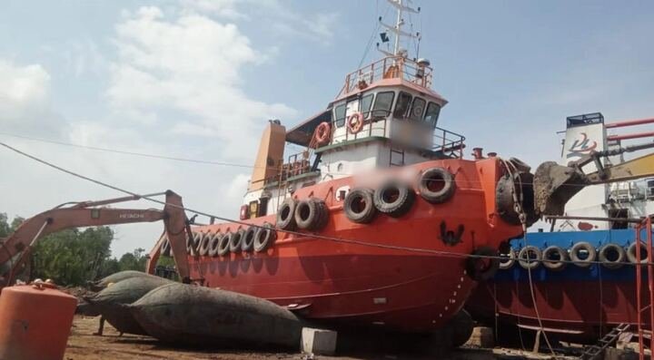 Tugboat di atas airbag dalam proses docking